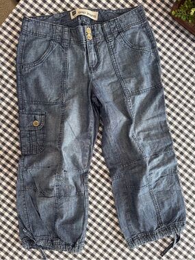 GAP Jeans Washed Blue Button-Front Denim Capri Pants w/stitching & button detail